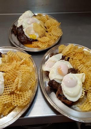Una foto de Bifes a caballo con papas rejillas