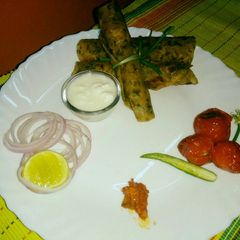 A picture of Methi rolls.