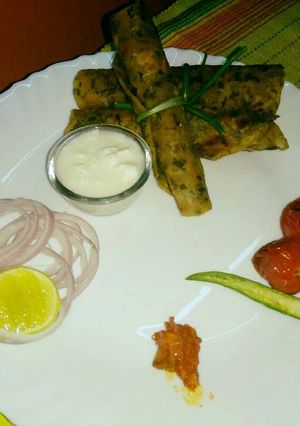A picture of Methi rolls.