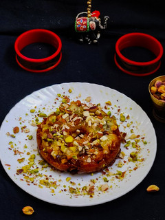 ઘેવર (Ghevar Recipe In Gujarati) રેસીપી મુખ્ય ફોટો