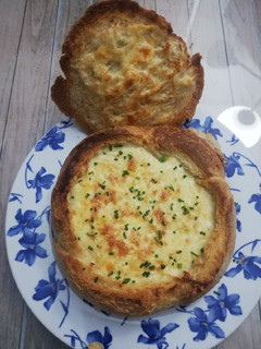 Una foto de Hogaza de pan rellena