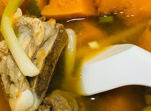 Hình của món Canh bí đỏ hầm xương.