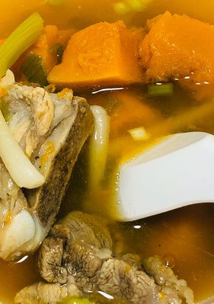 Hình của món Canh bí đỏ hầm xương.
