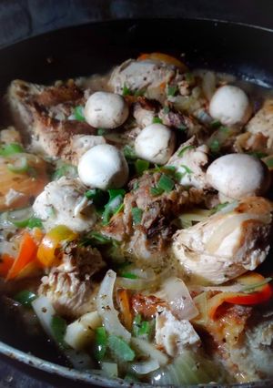 Una foto de Pollo a la cazadora con champiñones