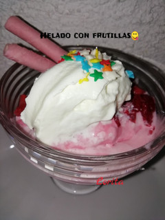 Una foto de Helado de frutillas y crema😋