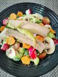 Ensalada de verduras crudas con ventresca y aliño de aguacate
