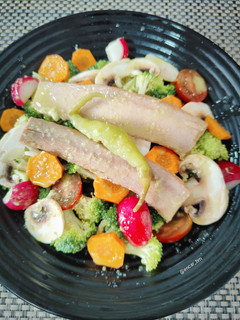 Una foto de Ensalada de verduras crudas con ventresca y aliño de aguacate