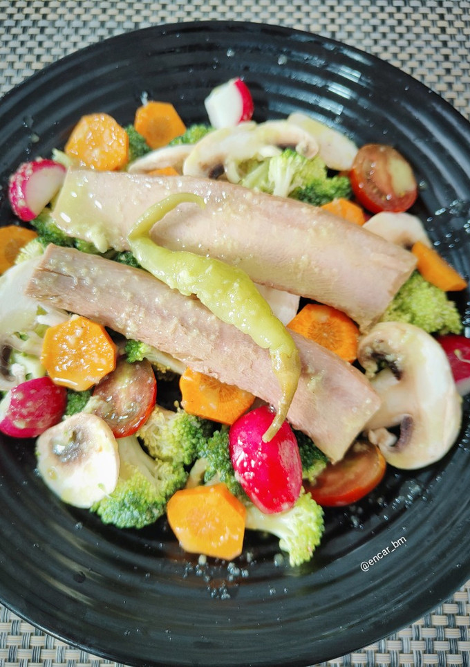 Una foto de Ensalada de verduras crudas con ventresca y aliño de aguacate