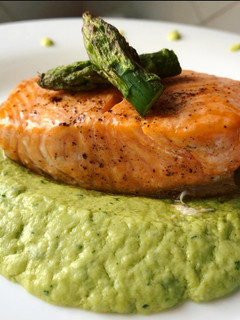 Foto di Filetto di Salmone al forno su crema di asparagi
