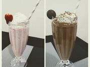 Una foto de malteada sin helado con chocolate