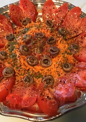 Une photo de Salade de tomates et carottes aux anchois et câpres sauce agrumes