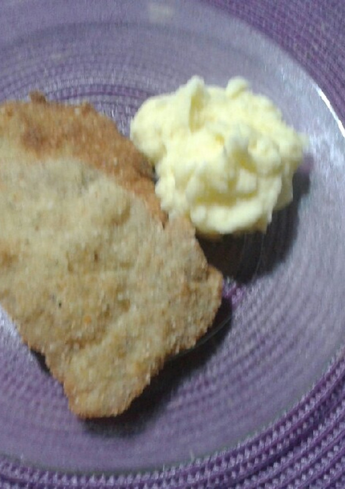 Una foto de Milanesas de cerdo con puré de papas