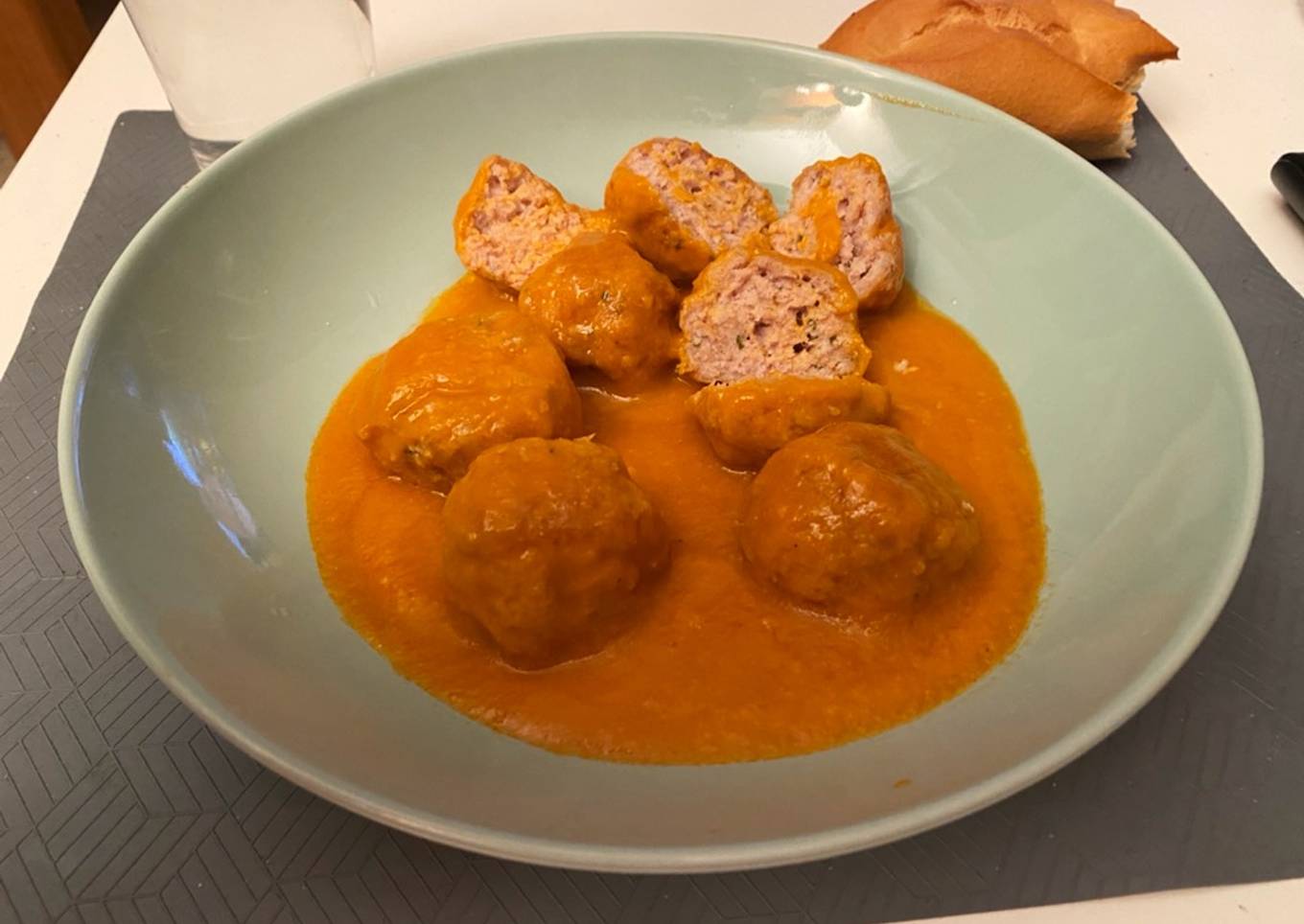 Albóndigas con salsa de verduras y tomate