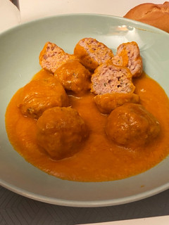 Una foto de Albóndigas con salsa de verduras y tomate