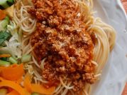 Una foto de spaguetti a la boloñesa