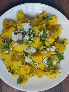 बटाट्याची भाजी (नैवेद्यासाठी) (batatyachi bhaji recipe in marathi) रेसिपी चे मुख्य फोटो