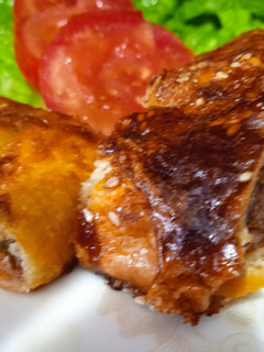 Una foto de Pan de carne en croute de panceta, queso y ciruelas