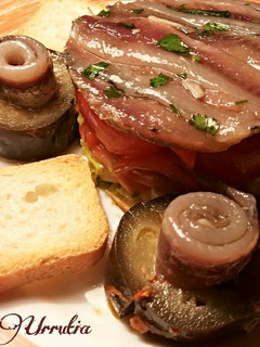 Una foto de Timbal de anchoas caseras y tomates cherrys
