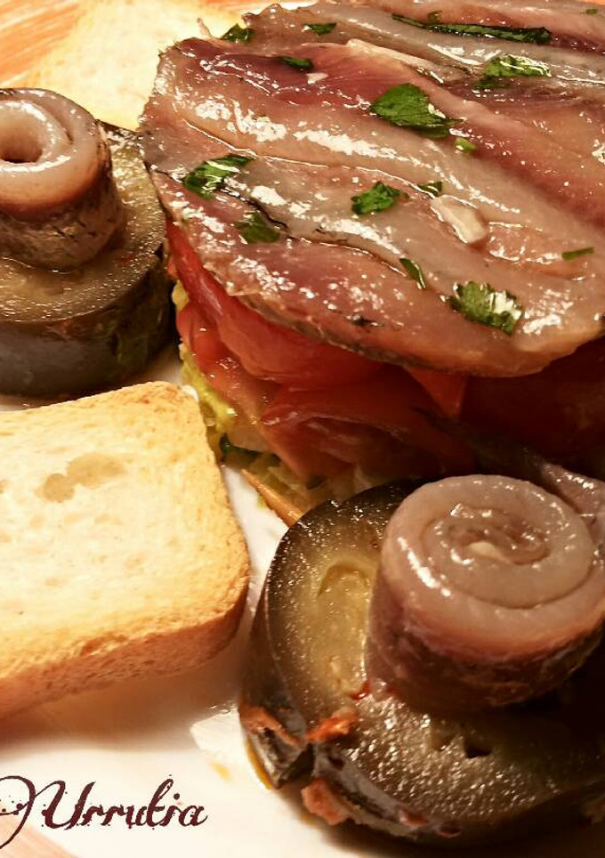 Una foto de Timbal de anchoas caseras y tomates cherrys