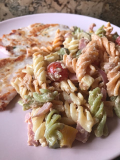 Una foto de Ensalada de pasta con salsa rosa🍲
