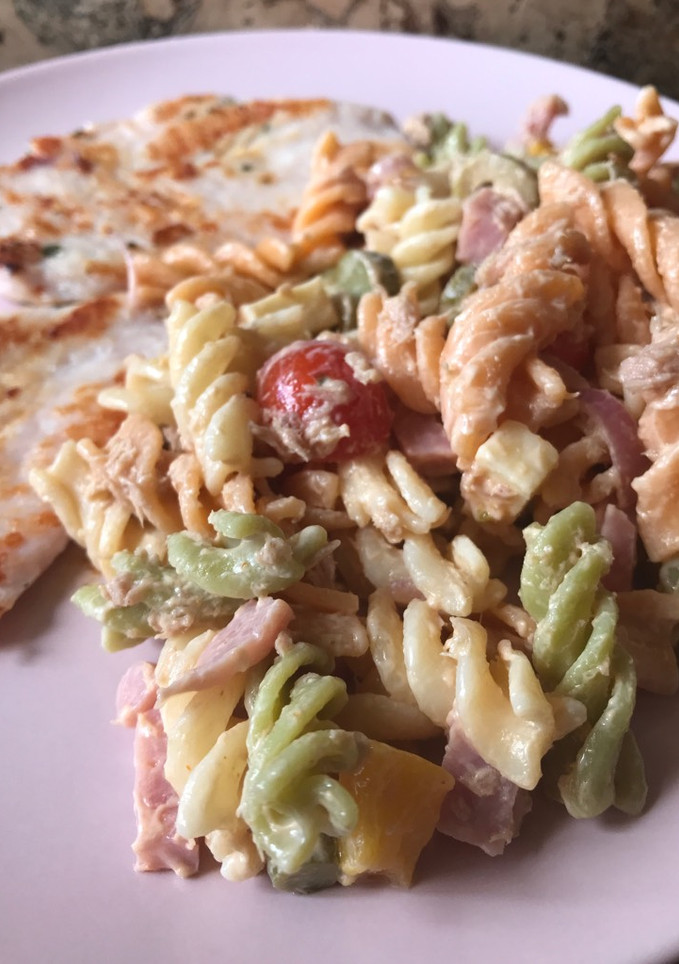 Una foto de Ensalada de pasta con salsa rosa🍲