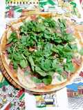 Pizza de provoleta, jamón crudo y rúcula