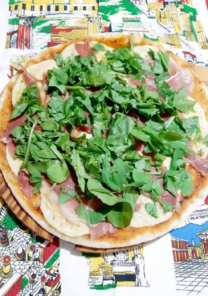 Una foto de Pizza de provoleta, jamón crudo y rúcula