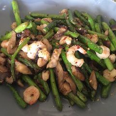 Asparagus with prawns and mushrooms A picture of Asparagus with prawns and mushrooms.