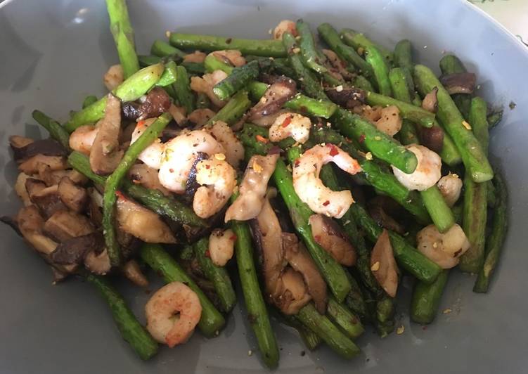 Asparagus with prawns and mushrooms