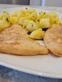 Una foto de Lomos de merluza con guarnición de patatas