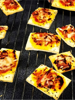 Una foto de Pan pizza mini 🍕🍕🍕🍕(tipo regañá)