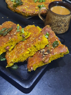 રવા હાંડવો (Rava Handvo Recipe In Gujarati) રેસીપી મુખ્ય ફોટો