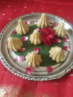 नारियल मावा मोदक रेसिपी मुख्य फोटो