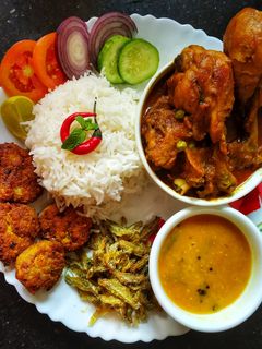 মধ্যাহ্নভোজনের থালি। (টমেটো দিয়ে মুসুরির ডাল, পোস্তর বড়া,মৌরালা মাছ ভাজা, দই চিকেন ও স্যালাড) রেসিপির প্রধান ছবি