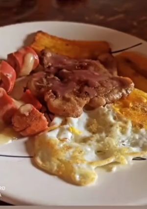 Una foto de Chuleta con velouté de maracuyá