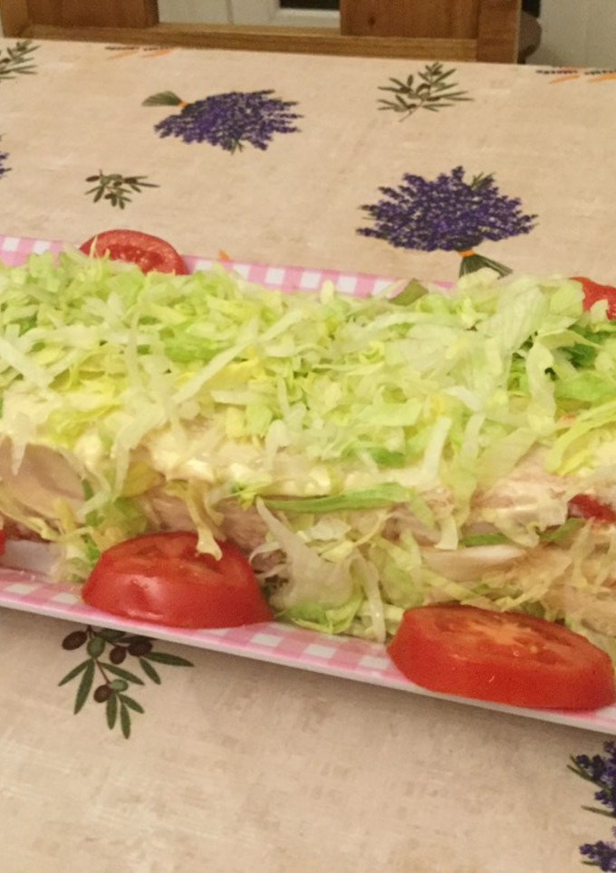 Una foto de Pastel salado frío de pan y atún