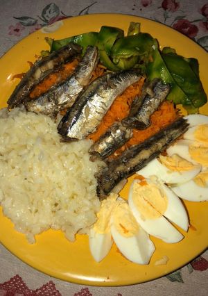 Una foto de Ensalada tibia de arroz y sardina