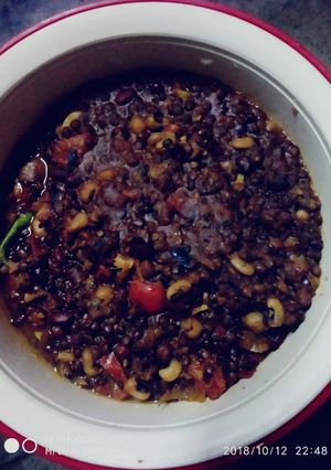 A picture of Daal makhni.