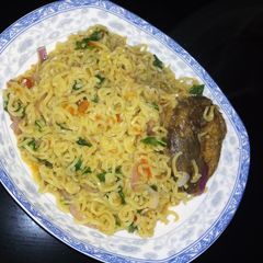 A picture of İndomie with dry fish.
