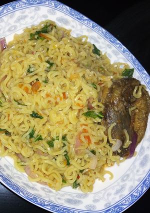 A picture of İndomie with dry fish.