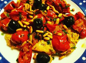 Foto di Petto di pollo speziato con pomodorini, olive e pinoli tostati