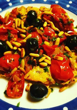 Foto di Petto di pollo speziato con pomodorini, olive e pinoli tostati