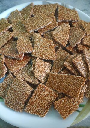 A picture of Til and gud ki chikki.