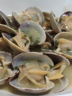 Una foto de Almejas en salsa verde
