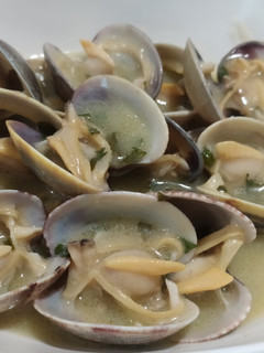 Una foto de Almejas en salsa verde