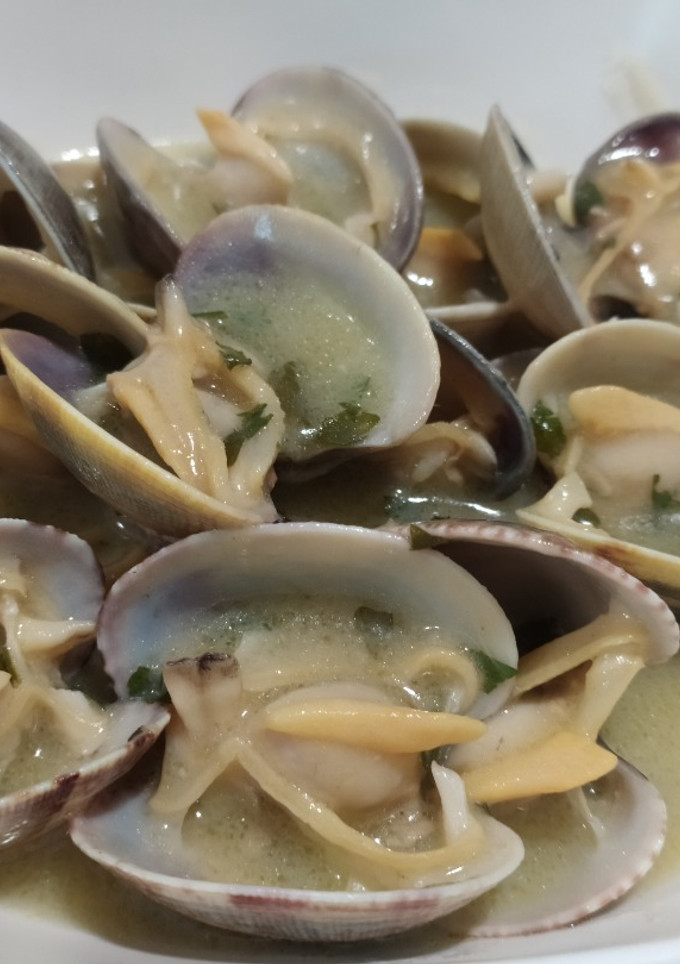 Una foto de Almejas en salsa verde