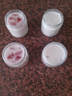 Una foto de Yogures Caseros de Fresa y Uva