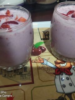 સ્ટ્રોબેરી મિલ્ક શેક (Strawberry Milk Shake Recipe In Gujarati) રેસીપી મુખ્ય ફોટો