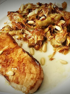 Una foto de Ternera blanca a la plancha con Chips de Alcachofa y Piñones