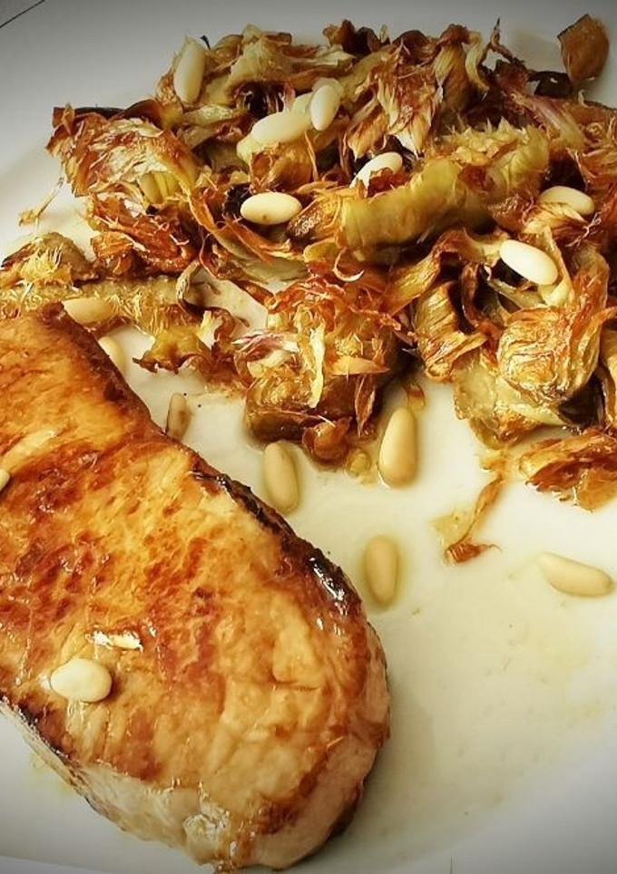 Una foto de Ternera blanca a la plancha con Chips de Alcachofa y Piñones